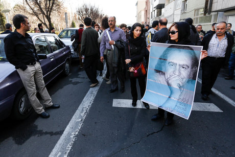 تشییع علیشاه مولوی در مقابل درهای بسته خانه هنرمندان